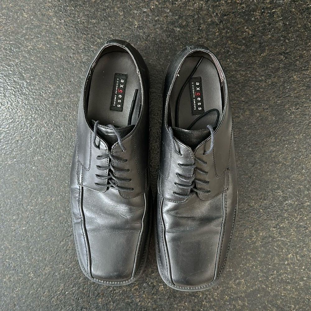 Access Men’s dress shoes with square toe. Black size 10 1/2 Med. Slightly worn.